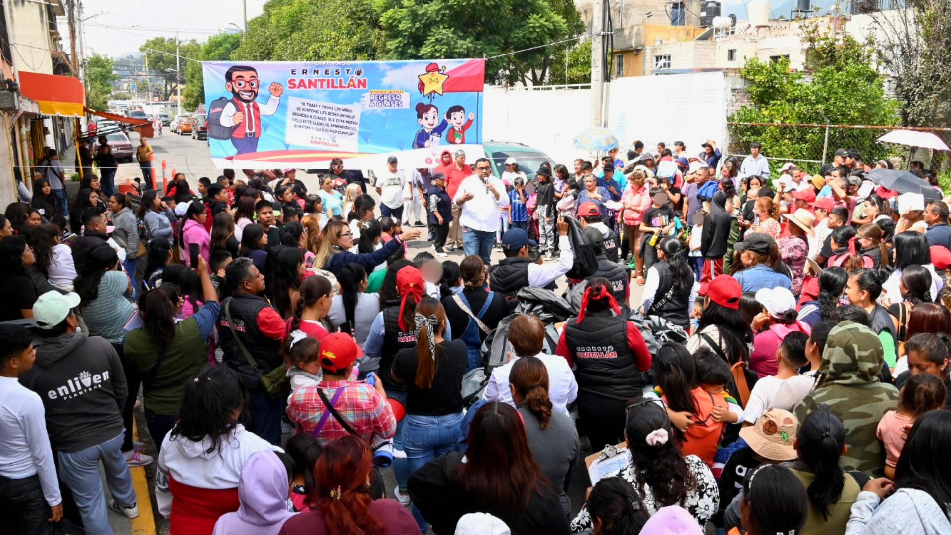Ernesto Santillán en trabajo comunitario